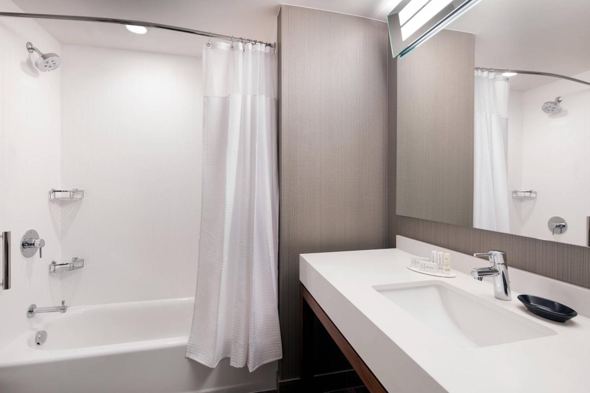 Courtyard By Marriott Pullman Hotell Exteriör bild