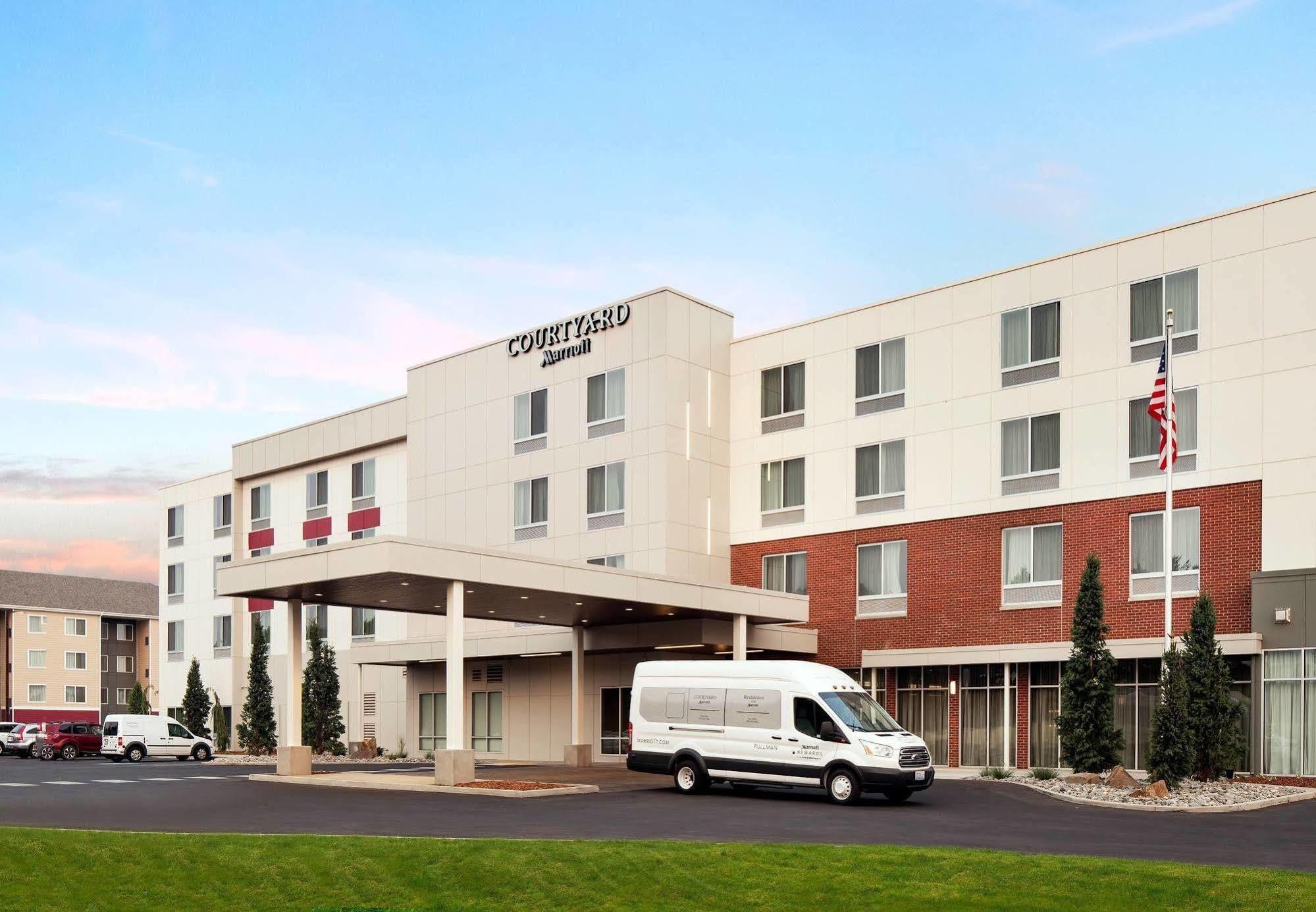 Courtyard By Marriott Pullman Hotell Exteriör bild